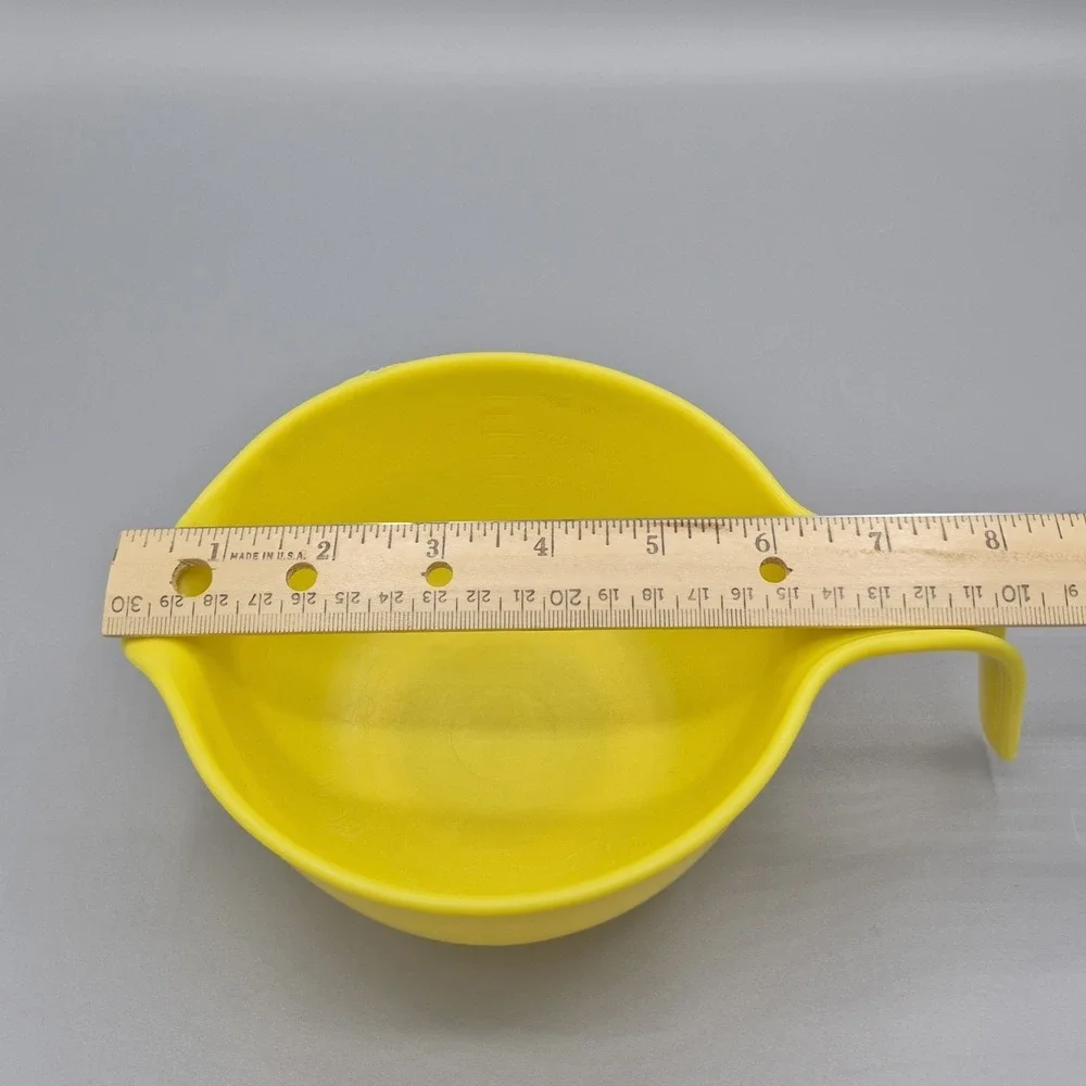 RUBBERMAID 3 Cup 700 ML‎ Yellow Mixing Bowl Pour Spout Handle #3004 5.75